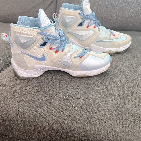 Nike LeBron 13 Size 10.5 Shoes - Picture 5 of 7